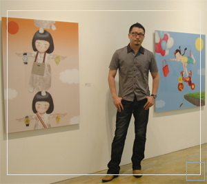 전시회에서의 작품을 배경으로 한 파야의 모습