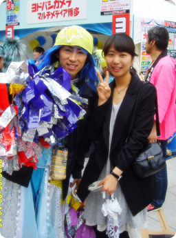 일본의 거리에서 예술가와 함께 기념촬영