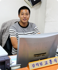 사무실에 앉아있는 김동훈 동문