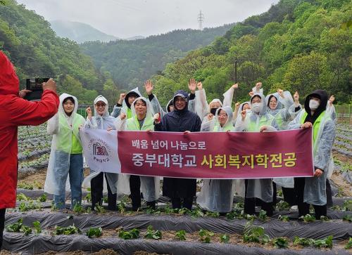 &lsquo;지역사회 고구마 나눔 봉사활동 프로젝트&rsquo; 모종 심기 진행