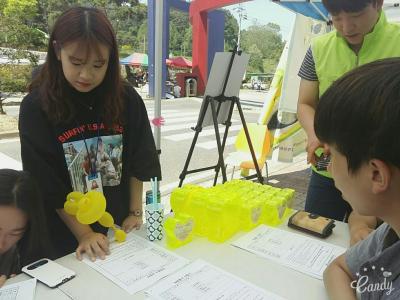 2016년도 사회복지학과 축제 때 진행한 모금 활동 사진입니다.