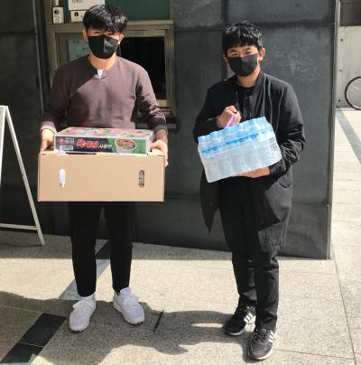 자가격리로 어려움을 겪고 있는 학생들에게 물품전달하기