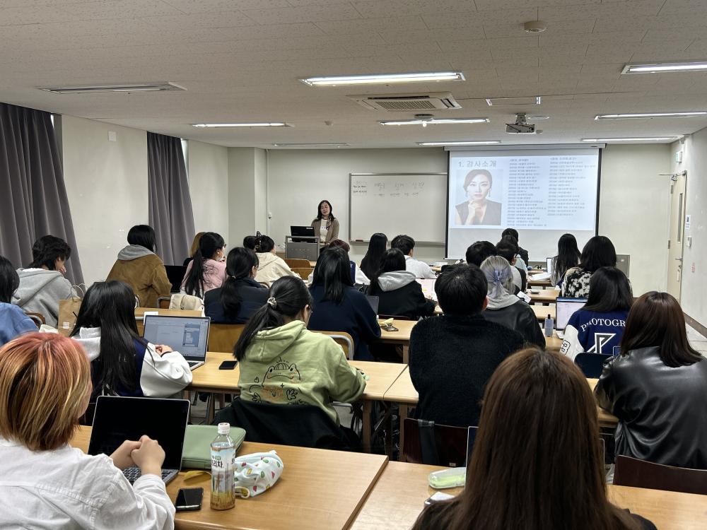 [예술로 함께살기: 예술인파견지원사업 사례] 윤채연 배우 겸 강사 특강 사진1