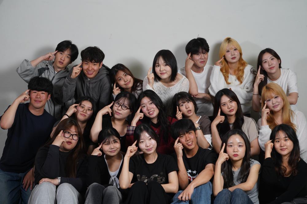 제34회 젊은 연극제 <고장 난 로봇은 사랑이 궁금하다> 사진1