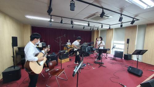 여름방학중에 대학 가요제 준비중인 실용음악학 학생들