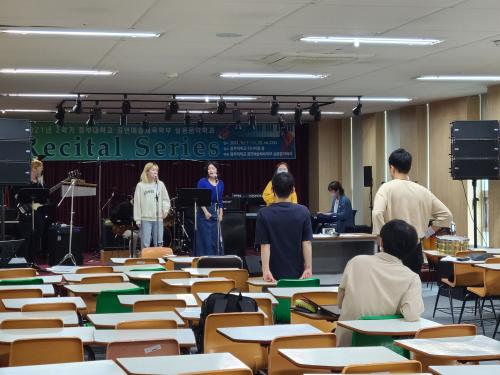 팝앙상블 수업에 열심히 참여하고 있는 학생들